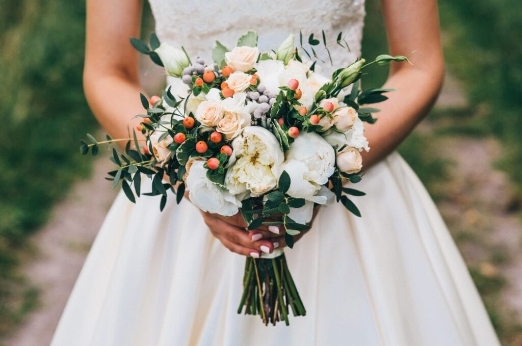 Braut hält einen Blumenstrauß im rustikalen Stil, Hochzeitsbouquet